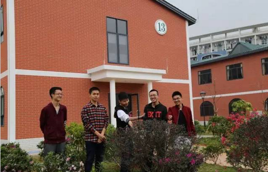 学生活动 | 红楼春色鲜,众人把花添