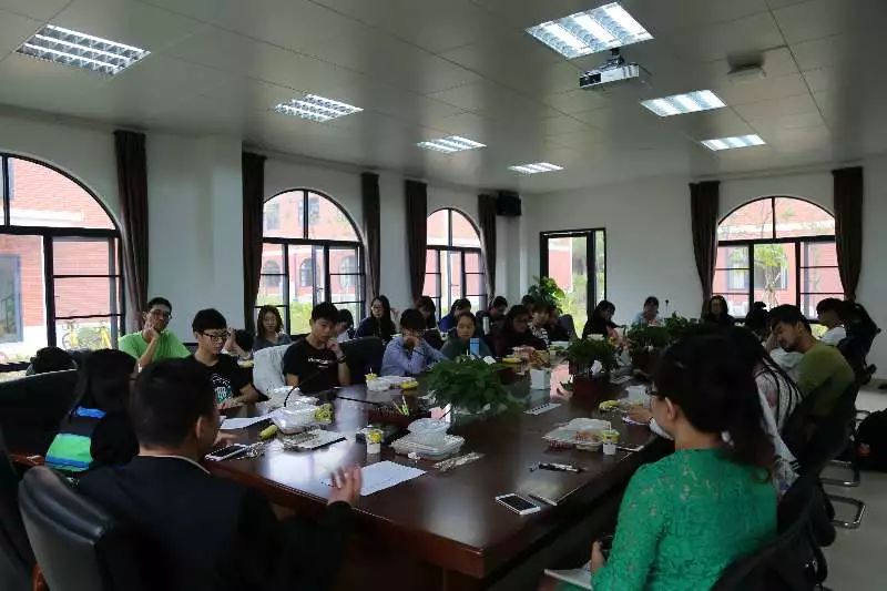 适应与超越——哲学系(珠海)师生午餐会顺利举行
