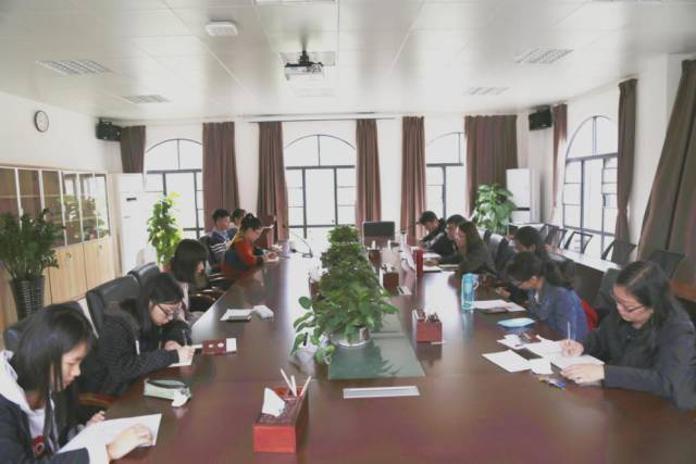 哲学系(珠海)学生党员和入党积极分子认真学习十九大报告内容与精神