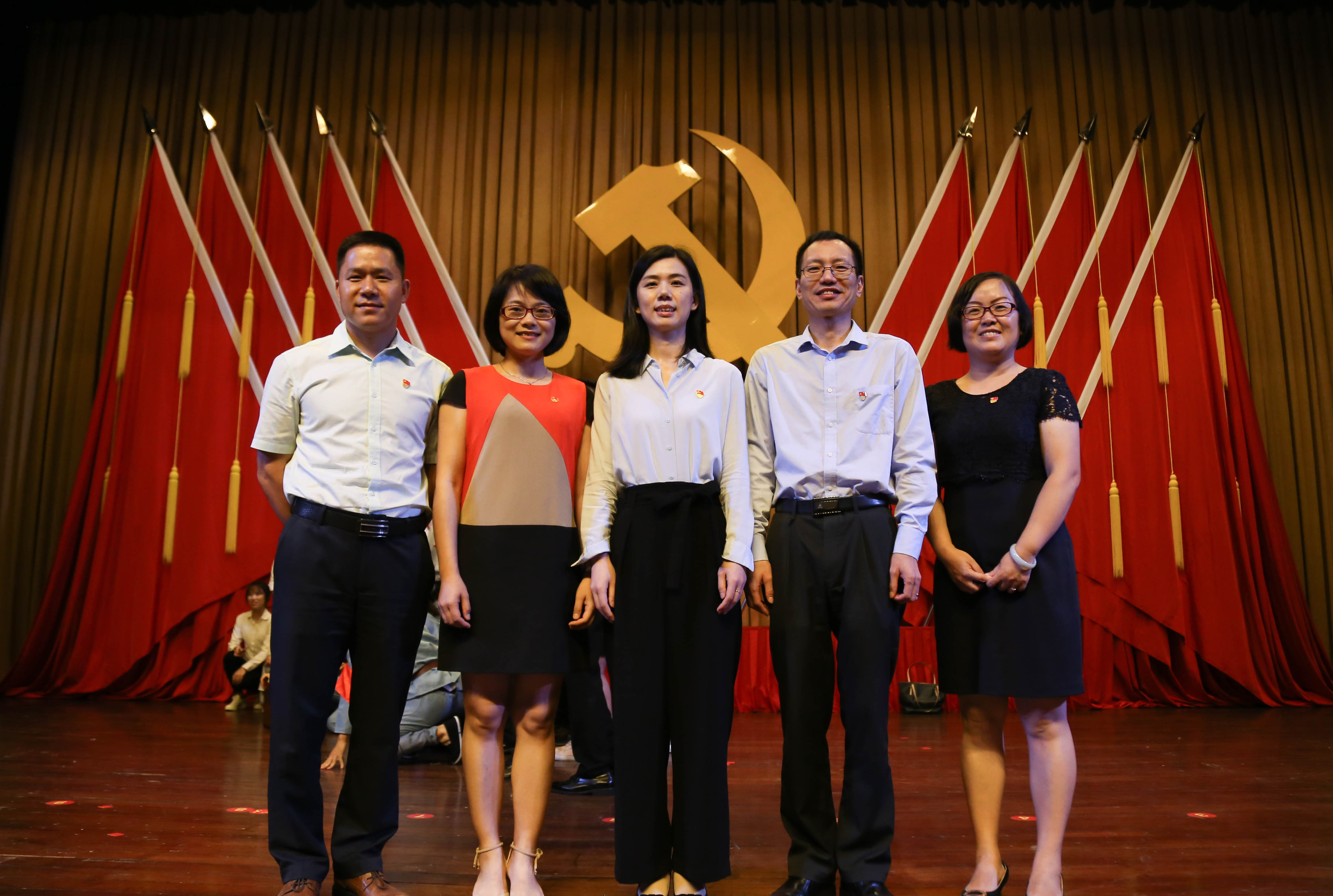 我系党员代表参加大会